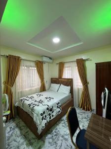 Postel nebo postele na pokoji v ubytování Cee&Tee SM ABK 1BEDROOM -247Electricity - Solar Inverter AC in bedroom