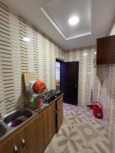 Kuchyň nebo kuchyňský kout v ubytování Cee&Tee SM ABK 1BEDROOM -247Electricity - Solar Inverter AC in bedroom