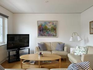 Телевизор и/или развлекательный центр в 5 star holiday home in VAXHOLM