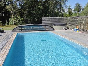 Бассейн в 5 star holiday home in VAXHOLM или поблизости