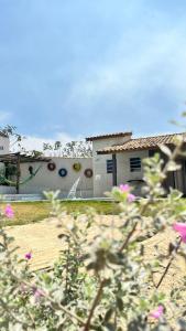 a house with a painting on the side of it at Recanto Maria de Souza in Caçapava
