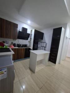 eine Küche mit einem weißen Tisch im Zimmer in der Unterkunft Luxury and comfortable two bedroom apartment in Abuja