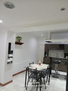 une salle à manger et une cuisine avec une table et des chaises dans l'établissement Dpto Céntrico con Asador, à Chilecito