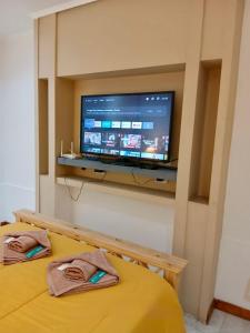 une chambre avec deux lits et une télévision à écran plat dans l'établissement Dpto Céntrico con Asador, à Chilecito