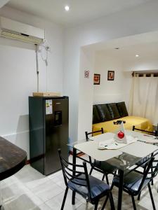 un salon avec une table et des chaises et un lit dans l'établissement Dpto Céntrico con Asador, à Chilecito 5 autres photos