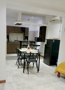 une cuisine avec une table et des chaises dans une pièce dans l'établissement Dpto Céntrico con Asador, à Chilecito