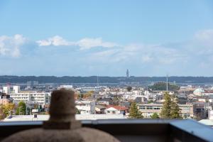 een uitzicht op een stad vanaf een balkon bij サンシティーホテル山代 in Kaga