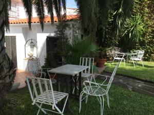 a group of chairs and a table in a yard at La Tierra Roja in Aliseda