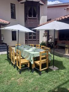 En terrasse eller udendørsområde på Golden House Hotel