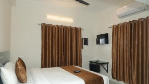 Un televizor și/sau centru de divertisment la Skytouch Residency, Sholinganallur