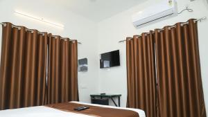 Un televizor și/sau centru de divertisment la Skytouch Residency, Sholinganallur