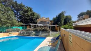 ein Swimmingpool im Hinterhof eines Hauses in der Unterkunft Complejo Solares in Villa Carlos Paz