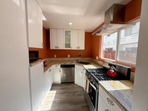 Køkken eller tekøkken på Charming Lake Tahoe Getaway + 17 billeder