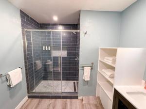 Et badeværelse på Charming Lake Tahoe Getaway