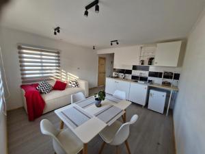 uma cozinha e uma sala de estar com mesa e cadeiras em Entre Quebradas y Loicas em Algarrobo