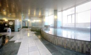 uma casa de banho com piscina num edifício em APA Hotel Fukui-Katamachi em Fukui