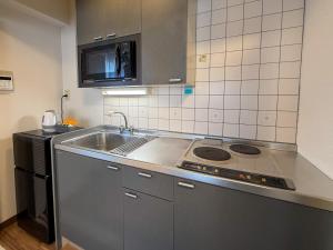 una cucina con lavello e fornello di OUCHI HOTEL Tokaichi a Hiroshima Altre 48 foto