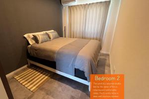 MetaにあるWinter Sale - Luxury Villa Maeda - All Inclusiveの部屋の中にベッドがある小さな寝室 +60枚の写真