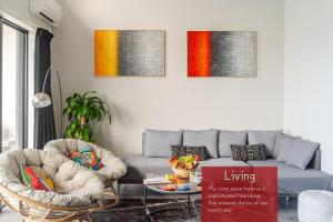 MetaにあるWinter Sale - Luxury Villa Maeda - All Inclusiveのソファと椅子2脚のあるリビングルーム