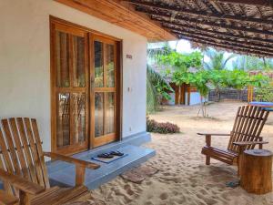 una stanza con due sedie e un tavolo e un tavolo di Solara Arugam Bay ad Arugam Altre 41 foto