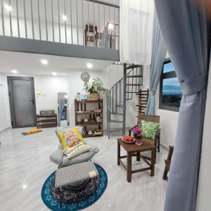 Khu vực ghế ngồi tại Bee Home Di Linh 45A Nguyễn Trung Trực Lầu 2 - view hồ +6 ảnh