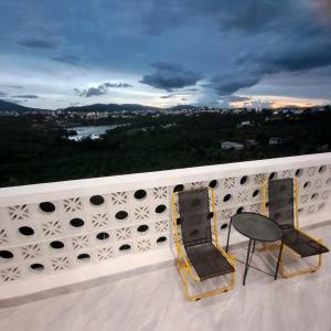 Ban công/sân hiên tại Bee Home Di Linh 45A Nguyễn Trung Trực Lầu 2 - view hồ