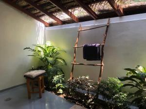 un portasciugamani in una stanza con piante di Solara Arugam Bay ad Arugam