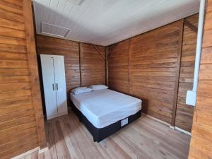 En eller flere senge i et værelse på Sobradinho de madeira