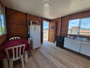 Køkken eller tekøkken på Sobradinho de madeira + 3 billeder