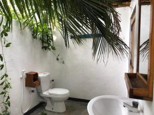 un bagno con un water e un lavandino di Solara Arugam Bay ad Arugam