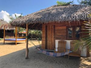 amaca di fronte a una capanna sulla spiaggia di Solara Arugam Bay ad Arugam