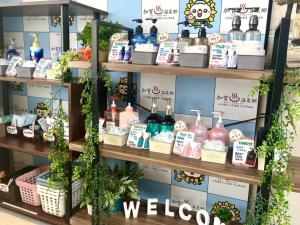 een presentatie van producten op schappen in een winkel bij サンシティーホテル山代 in Kaga