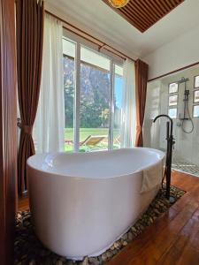 Et badeværelse på Ou river house resort