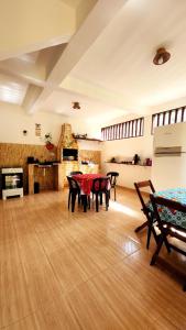 a living room with a table and chairs and a kitchen at Casa Flora Cacau in Paraty