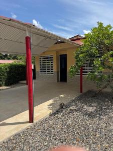 un poste rojo frente a una casa en Cambulos 3, en Acacías