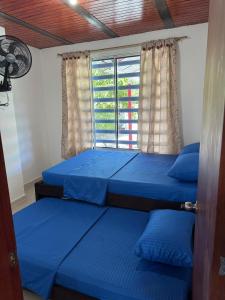 Un dormitorio con dos camas y una ventana. en Cambulos 3, en Acacías