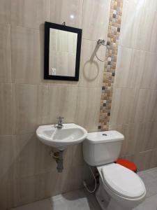 un baño con inodoro y lavabo en Cambulos 3, en Acacías