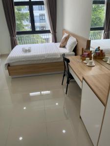 En eller flere senge i et værelse på T Homestay + 1 billede