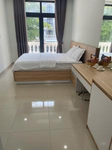 En eller flere senge i et værelse på T Homestay