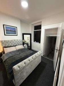 a bedroom with a large bed and a window at Principality Stadium & City Centre on the Doorstep in Cardiff