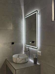 Ένα μπάνιο στο La Casa de Papi.