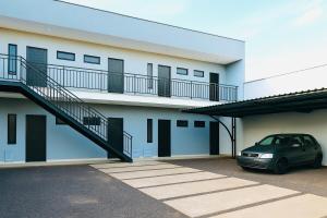 a car parked in a parking lot in front of a building at Compras no Paraguai e pesca no Rio Paraná! in Guaíra