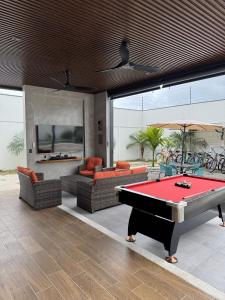 Τραπέζι μπιλιάρδου στο La Casa de Papi.