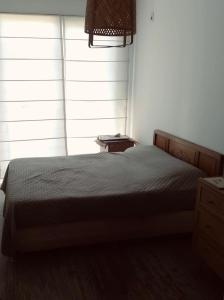 a bedroom with a bed in a room with a window at La Pausa Container House in Manantiales