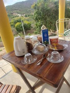 un tavolo da picnic con cibo e un tostapane sopra di Sítio Cantim da MiMi a Meruoca Altre 21 foto