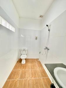een badkamer met toilet en wastafel bij SOMA Villa in Phumĭ Réach Born +66 foto's