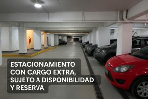 ein Parkhaus mit Pkws darin in der Unterkunft Sueños del Sur, moderno departamento in Comodoro Rivadavia