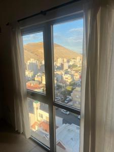 ein Fenster mit Blick auf eine Stadt in der Unterkunft Sueños del Sur, moderno departamento in Comodoro Rivadavia