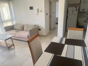 ein Wohnzimmer mit Sofa und Tisch in der Unterkunft Sueños del Sur, moderno departamento in Comodoro Rivadavia
