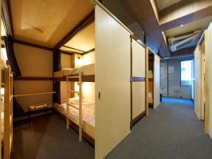 um dormitório com beliches e um corredor em RetroSpect Stay Yokohama - Vacation STAY 03277v em Yokohama mais 40 fotografias